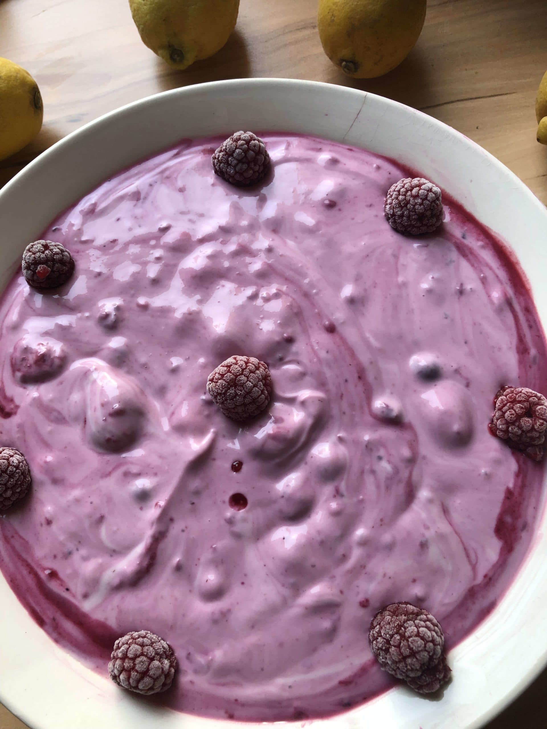 Titelbild für Zitronenquark mit Beerentopping: Rezept